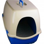 A covered litter box with a blue base and filled with cat litter.