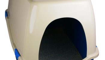 A covered litter box with a blue base and filled with cat litter.